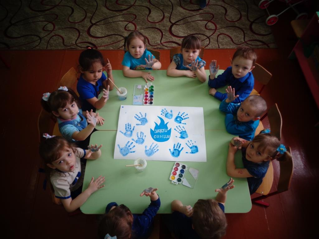 Первая младшая группа социальный. Дети младшей группы. Акция Зажги синим в детском саду. Проекты в ясельной группе детского сада. Творческие занятия в младшей группе.